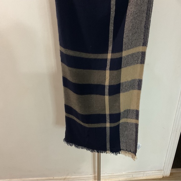 Banana Republic Wrap Shawl Scarf Navy Plaid Wool Blend Adult One Size NWT - Picture 4 of 8